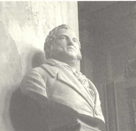 Busto di Giuseppe Marco Calvino presso la Cattedrale di Trapani