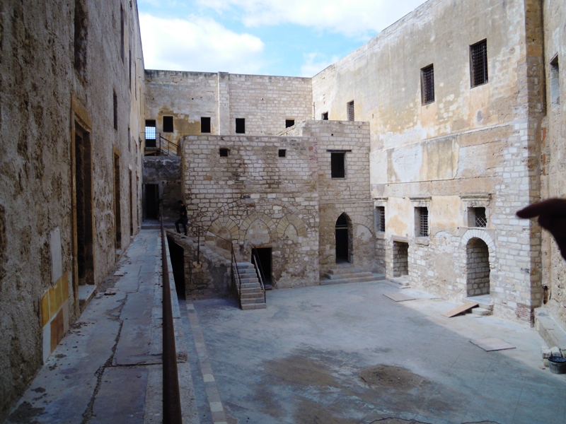 Il Castello di Terra - Colombaia - Torre Peliade, Primo cortile dopo i lavori di restauro