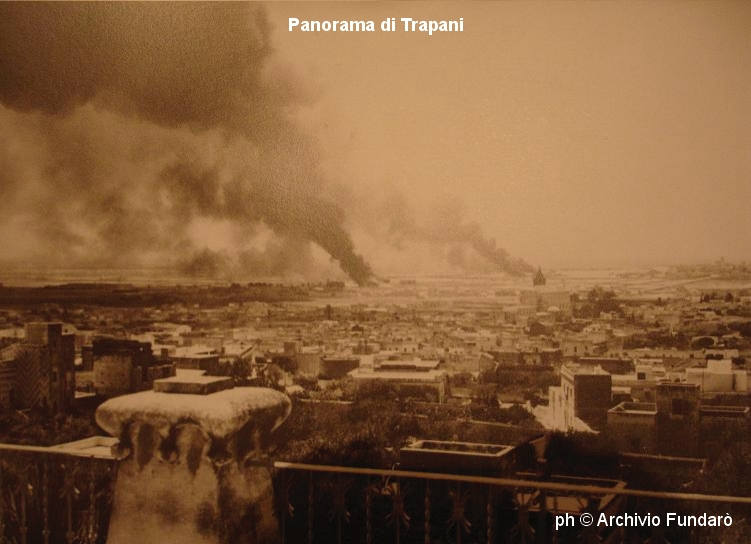 Panorama di Trapani sotto i bombardamenti
